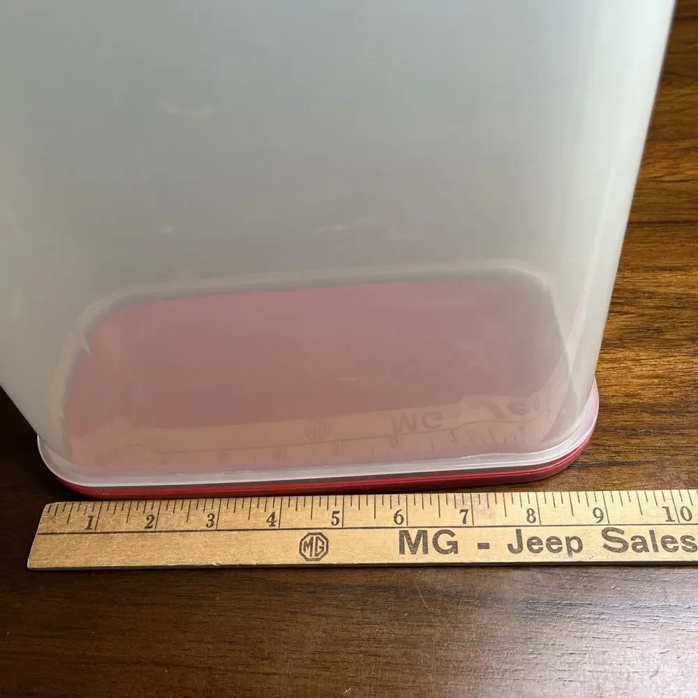 Rubbermaid 7N04 Red 21.1 Cup 5L Dry Food Storage Container with Lid Vintage